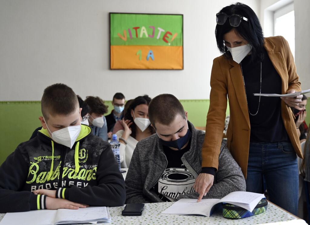 V okresoch Nitra, Nové Zámky, Sobrance, Topoľčany a Zlaté Moravce sa môžu od pondelka 26. apríla 2021 vrátiť do lavíc všetci žiaci základných aj stredných škôl. Na snímke študentky 1.A triedy Gymnázia v Sobranciach počas vyučovania v pondelok 26. apríla 2021. FOTO TASR - Roman Hanc