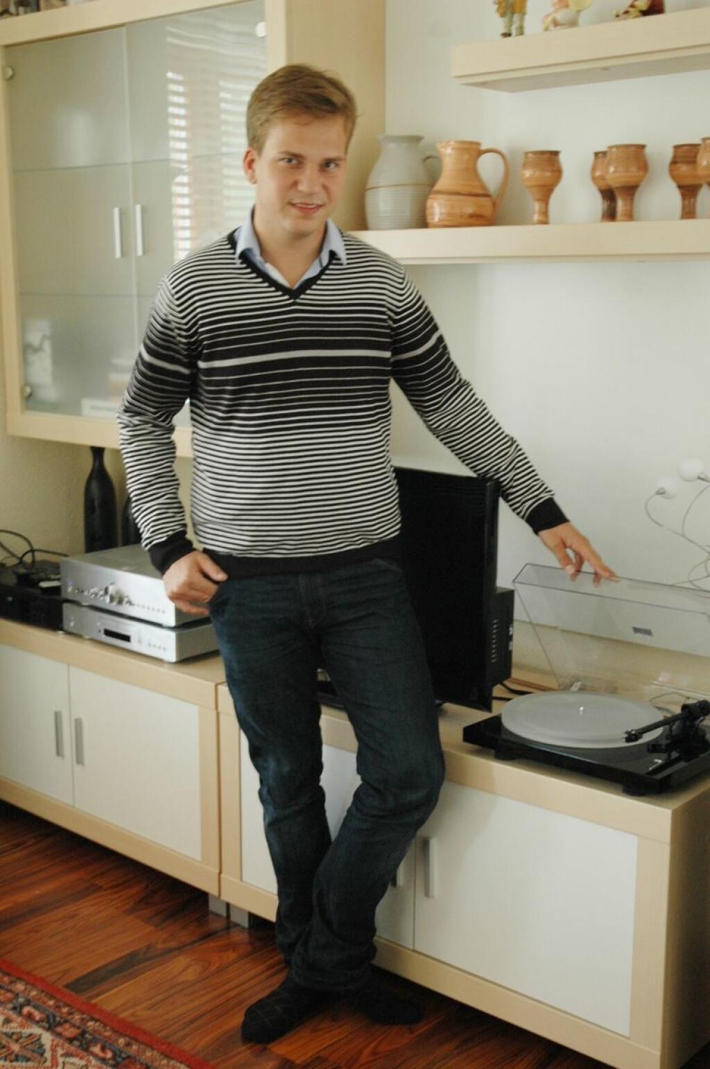 Martin se pochlubil i gramofonem, na kterém si rád pouští vinyly.