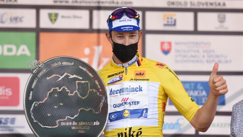 Na snímke nemecký cyklista Jannik Steimle z tímu Deceuninck-Quick Step oslavuje na pódiu celkové víťazstvo po záverečnej 4. etape 64. ročníka pretekov Okolo Slovenska z Topoľčianok do Skalice (171,7 km)  v sobotu 19. septembra 2020. FOTO TASR - Lukáš Grinaj