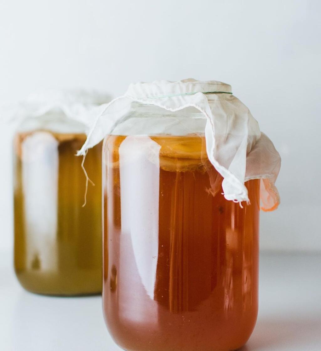 Kombucha môže niesť aj riziká, preto je nevyhnutné poznať všetky postupy a hygienické štandardy pri manipulácii s ňou. Stačí nesprávne uzatvorenie nádoby, do ktorej by sa mohol dostať hmyz. Ten dokáže kombuchu a jej benefity úplne zničiť.