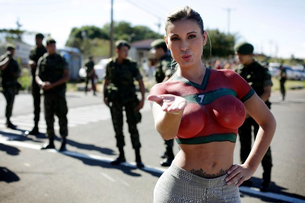 Brazílska fanúšička mala počas MS 2014 dres len namaľovaný.