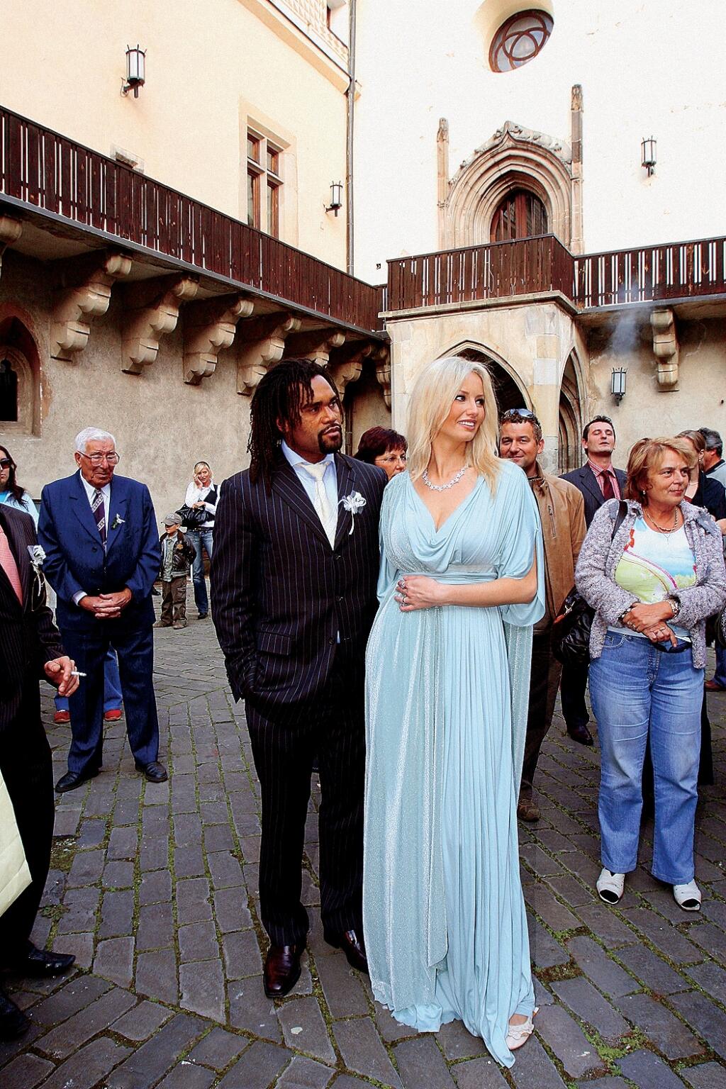 Adriana Sklenaříková a exmanžel Christián Karembeu, svadba sestry