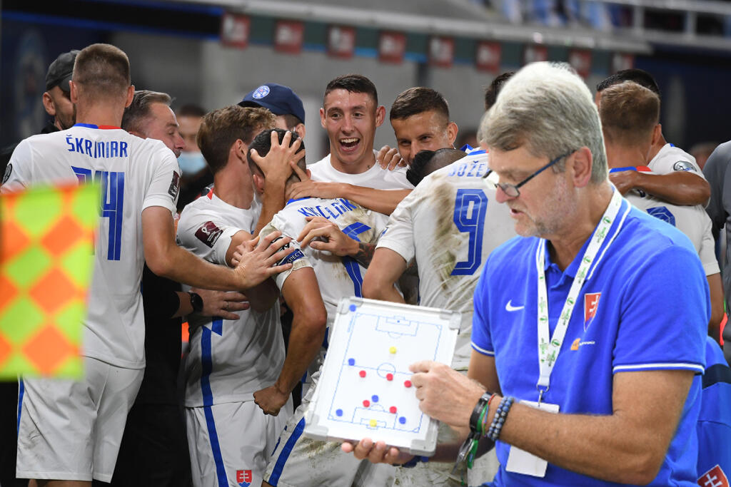Slovenským futbalistom sa podarilo zlomiť Cyprus a zaknihovať na náročnom teréne povinné víťazstvo 2:0 v kvalifikácii na MS 2022. Výkony hráčov, ale aj trénera Štefana Tarkoviča, pre Šport24.sk oznámkoval a ohodnotil futbalový expert Ladislav Borbély. (ako v škole: 1 najlepšia, 5 najhoršia)