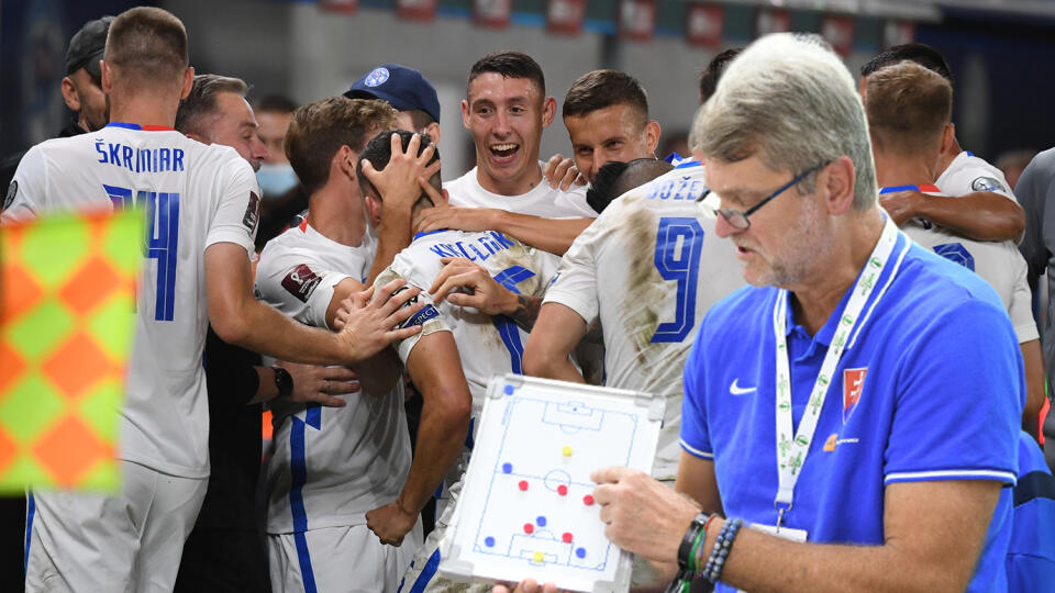 Slovenským futbalistom sa podarilo zlomiť Cyprus a zaknihovať na náročnom teréne povinné víťazstvo 2:0 v kvalifikácii na MS 2022. Výkony hráčov, ale aj trénera Štefana Tarkoviča, pre Šport24.sk oznámkoval a ohodnotil futbalový expert Ladislav Borbély. (ako v škole: 1 najlepšia, 5 najhoršia)