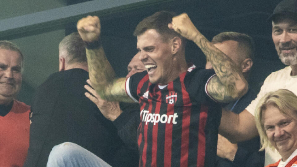 Martin Škrtel zápas Trnavy už tradične prežíval. Tento raz prišiel na štadión v drese Spartaka.