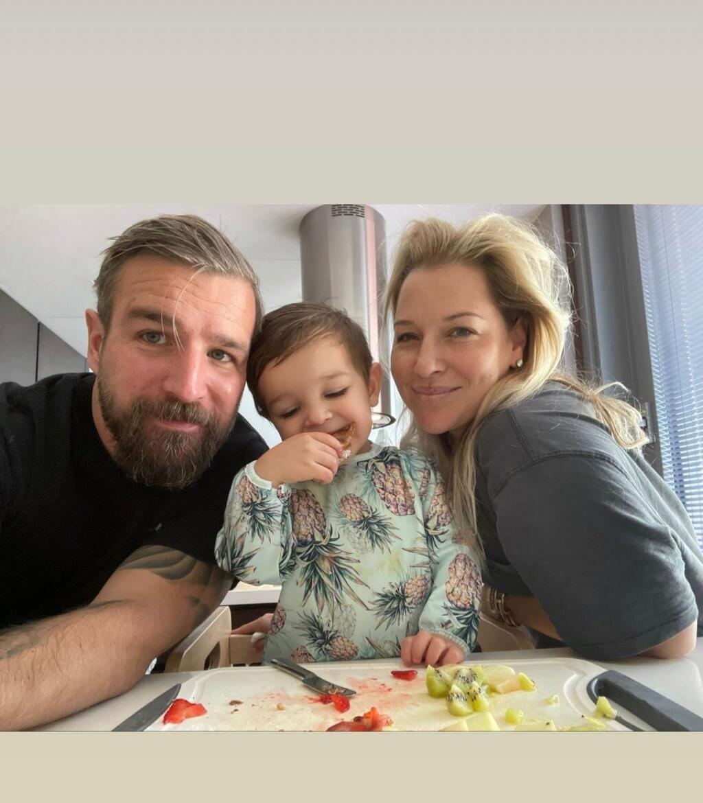 Dominiku Cibulkovú po tanečnom tréningu už čakali jej chlapci - manžel Michal a syn Jakubko.