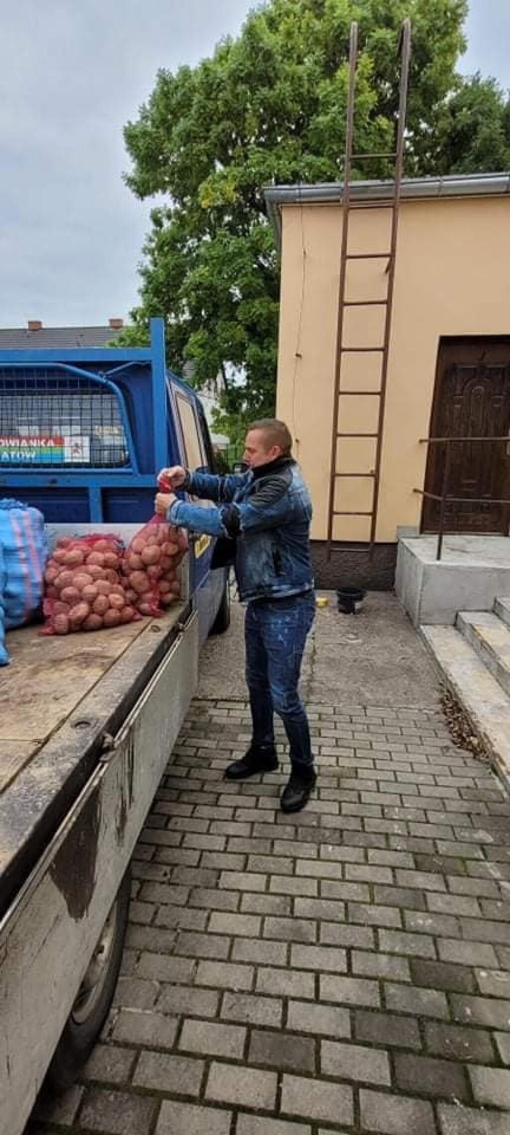 Detský domov sa potešil tone zemiakov za prestup Dawida Rybu.