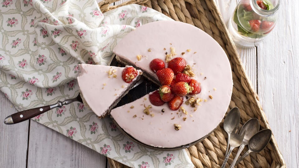 Torta z gaštanov s jahodami oslavuje jeseň a pripomína jar.