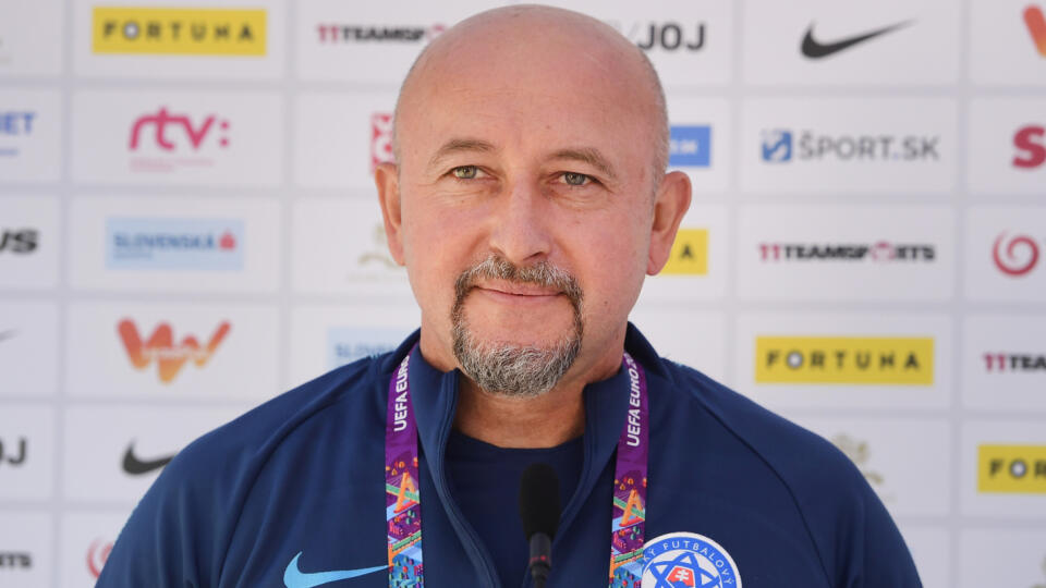 Slovenskí futbaloví reprezentanti si v piatok 11. júna 2021 zatrénovali v Petrohrade, kde odohrajú prvé dva zápasy európskeho šampionátu. Prvý zápas základnej E-skupiny odohrajú Slováci proti Poľsku, štvrťfinalistovi uplynulého šampionátu v pondelok 14. júna. Na snímke lekár slovenskej futbalovej reprezentácie Ján Baťalík počas brífingu s novinármi. FOTO TASR - Martin Baumann