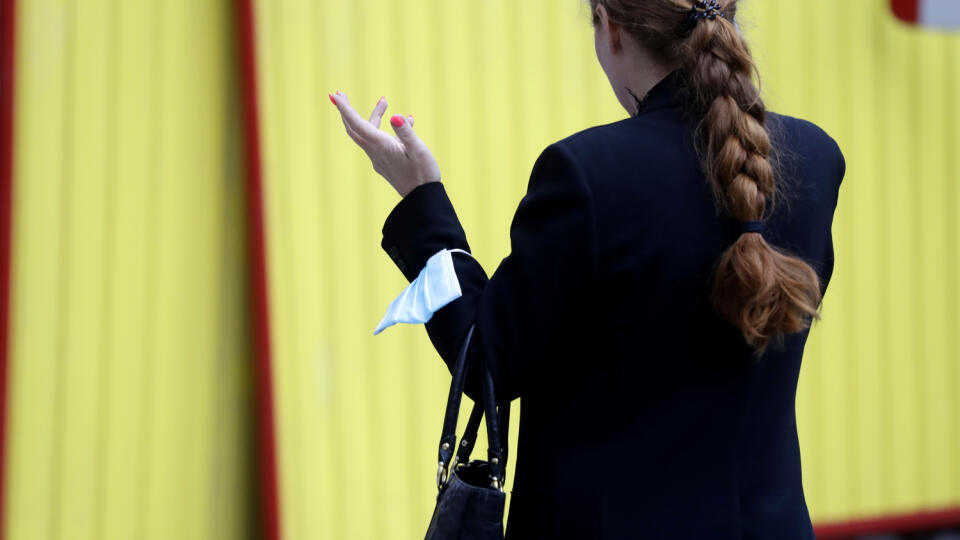 WA 18 Praha - Žena telefonuje s ochranným rúškom okolo zápästia v Prahe v utorok 6. októbra 2020. V Českej republike pribudlo za utorok 4457 nových prípadov nákazy koronavírusom SARS-CoV-2. Je to najviac od začiatku pandémie, vyplýva z údajov zverejnených v noci na stredu na webe českého ministerstva zdravotníctva.V spojitosti s ochorením COVID-19 eviduje Česko 794 úmrtí, v utorok ich tak pribudlo 13. V nemocniciach je hospitalizovaných 1387 pacientov. Pribudlo aj pacientov vo vážnom stave, kto