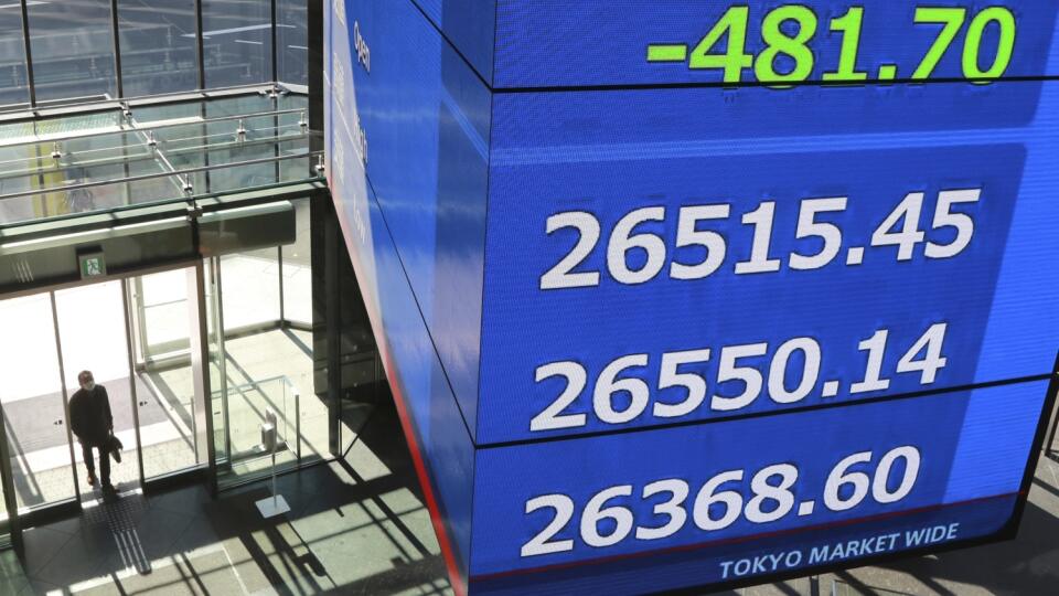 PK 5 Tokio - Elektronická tabuľa s hodnotami akcií visí v konferenčnej hale v Tokiu v utorok 22. februára 2022. Akcie v Ázii zaznamenali prudký prepad po nariadení ruského prezidenta Vladimira Putina o vyslaní vojakov do separatistických oblastí na východe Ukrajiny. To poukazuje, že invázia može prísť. FOTO TASR/AP
An electronic stock board is displayed at a conference hall in Tokyo in Tokyo, Tuesday, Feb. 22, 2022. Shares fell sharply in Asia on Tuesday after Russian President Vladimir Putin o