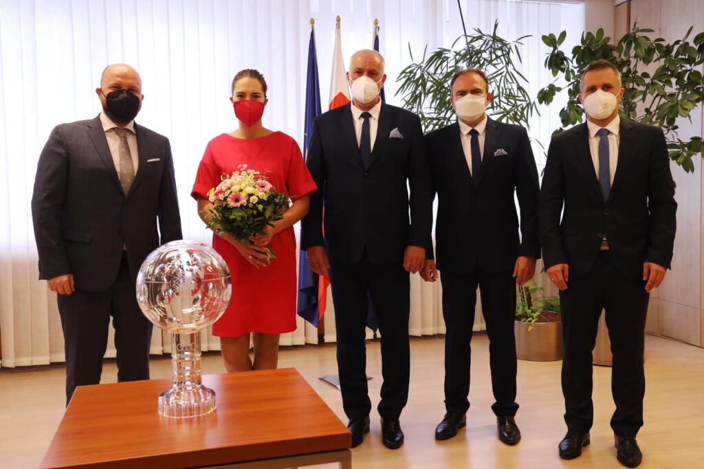 Minister obrany SR Jaroslav Naď vo štvrtok v priestoroch rezortu privítal slovenskú lyžiarku Petru Vlhovú.