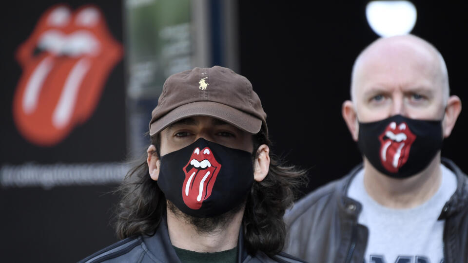WA 29 Londýn - Fanúšikovia s ochrannými rúškami stoja v rade počas otvorenia predajne britskej rokenrolovej skupiny The Rolling Stones s názvom RS No. 9 Carnaby na ulici Carnaby Street v londýnskej štvrti Soho v stredu 9. septembra 2020. Predajňa ponúka oblečenie, rôzne predmety a hudobnú produkciu svetoznámej britskej kapely. FOTO TASR/AP
Rolling Stones fans wear face masks as they queue during the opening of Rolling Stones flagship store in London, Wednesday, Sept. 9, 2020. The shop will se
