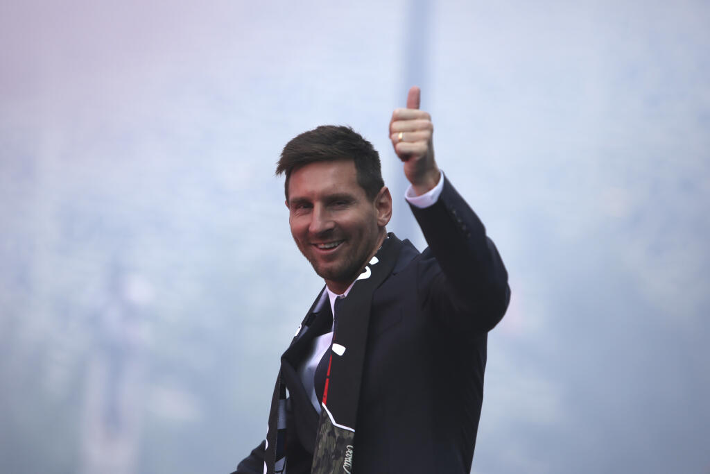 JB 51 Paríž - Argentínsky futbalista Lionel Messi zdraví fanúšikov francúzskeho futbalového klubu Paríž Saint-Germain pred štadiónom Parc des Princes v Paríži 11. augusta 2021. Messi si podľa vlastných slov užíva prítomnosť v tíme Paríž St. Germain od prvých minút. Francúzsky vicemajster predstavil svoju novú hviezdnu posilu v stredu na tlačovej konferencii. Tridsaťštyriročný argentínsky útočník opustil po 21 rokoch FC Barcelona. V metropole Francúzska podpísal zmluvu na 2 roky s opciou na ďalš