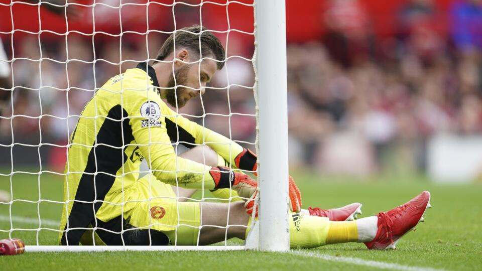 WA 31 Manchester - Brankár Manchestru United David de Gea reaguje po inkasovaní gólu v zápase 6. kola anglickej Premier League Manchester United - Aston Villa v Manchestri v sobotu 25. septembra 2021. Manchester United prehral 0:1. FOTO TASR/AP
Manchester United's goalkeeper David de Gea reacts after Aston Villa's Kortney Hause scored his side's opening goal during the English Premier League soccer match between Manchester United and Aston Villa at the Old Trafford stadium in Manchester, Engl