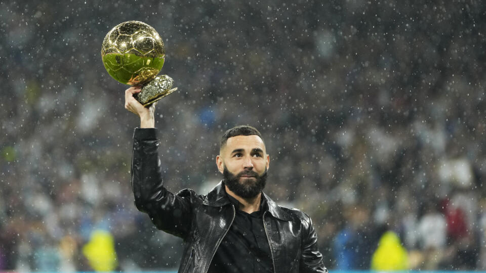 PK 13 archív Madrid - Na archívnej snímke z 22. októbra 2022 hráč Realu Madrid Karim Benzema drží cenu Zlatá lopta pred zápasom španielskej La Ligy Ŕeal Madrid - FC Sevilla v Madride. Benzema nebude futbalistom Realu Madrid k dispozícii ani v nedeľnom ligovom dueli doma proti Girone. Držiteľ Zlatej lopty v piatok absolvoval tréningovú jednotku, no naďalej má problémy so svalom na ľavej nohe. FOTO TASR/AP
Real Madrid's Karim Benzema holds the 2022 Ballon d'Or trophy prior to the Spanish La Liga