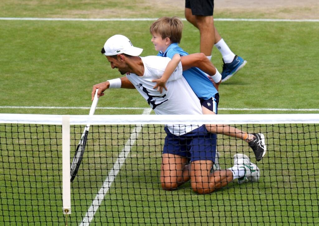 Djokovičovým sparingpartnerom na Wimbledone je aj jeho syn Stefan, s ktorým trénuje na tráve.