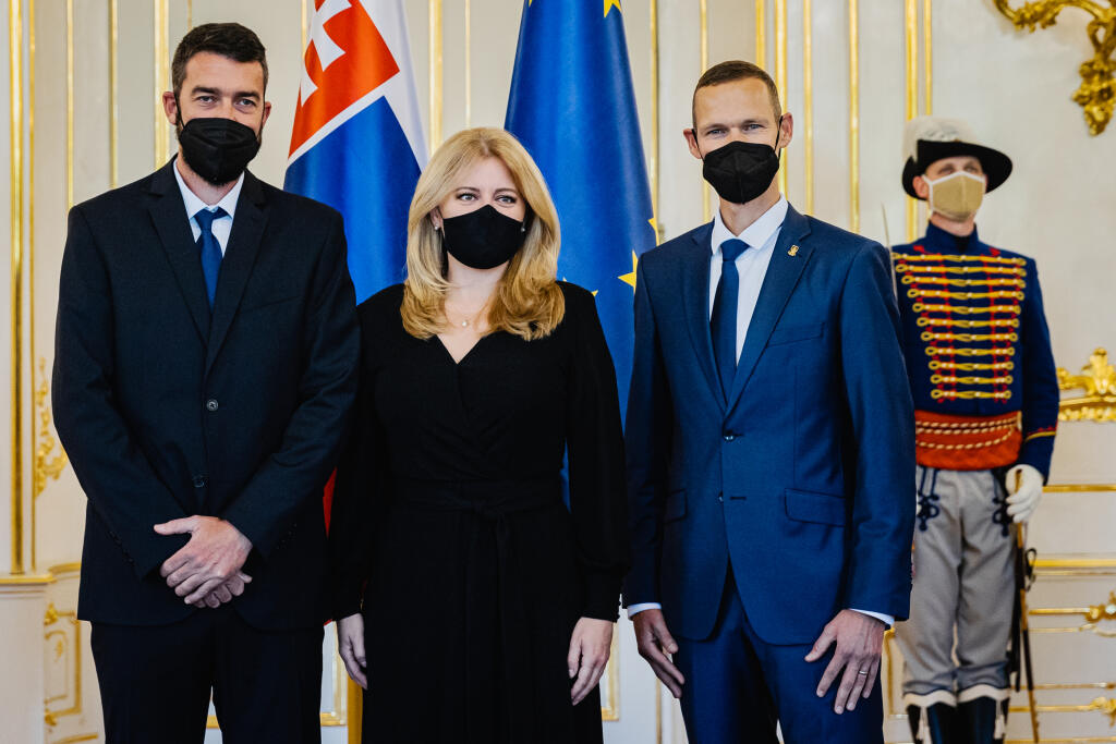 Prezidentka Zuzana Čaputová prijala olympionika Mateja Tótha pri príležitosti ukončenia jeho aktívnej športovej kariéry. Prijatia sa zúčastnil aj Tóthov tréner Matej Spišiak. Na snímke Zuzana Čaputová, Matej Spišiak a Matej Tóth.
