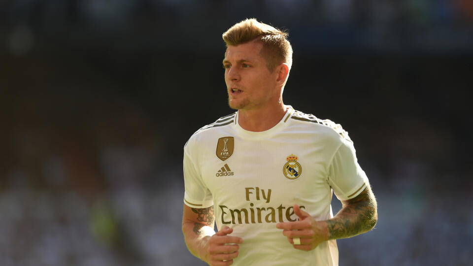 Nemecký futbalista Toni Kroos nedohral sobotný ligový zápas Realu Madrid s Granadou a jeho účasť v stredajšom medzištátnom prípravnom zápase s Argentínou je v ohrození.