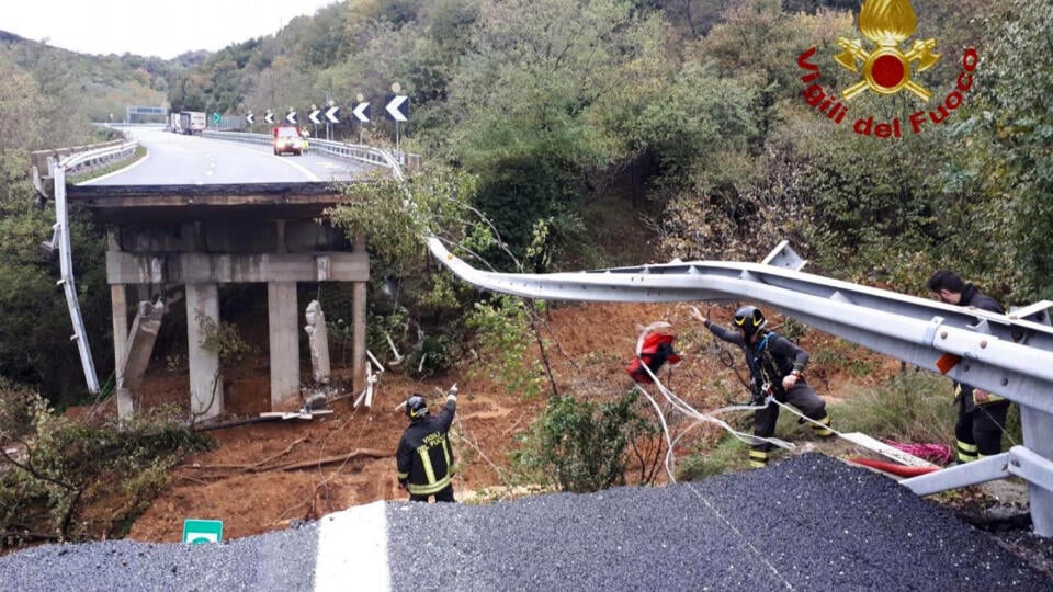 Pri Savone sa zrútila časť diaľničného viaduktu.