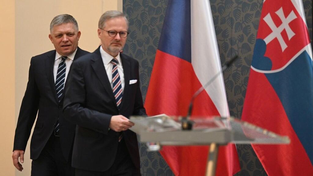 Fico neverí medializovaným informáciám, že prezidentka SR Zuzana Čaputová musela presviedčať českého prezidenta Petra Pavla, aby sa s Ficom stretol. „Podľa mňa je to bublina,