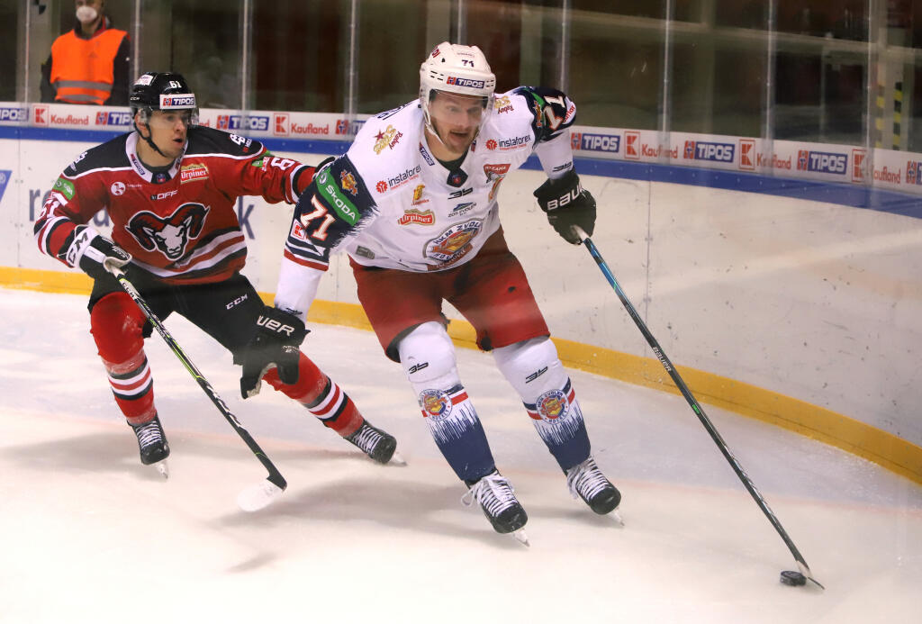Na snímke zľava Dávid Boldiždár (Banská Bystrica) a Juraj Mikúš (Zvolen) počas 28. kola Tipos extraligy HC ‘05 Banská Bystrica - HKM Zvolen v Banskej Bystrici 21. decembra 2021. FOTO TASR - Ján Krošlák