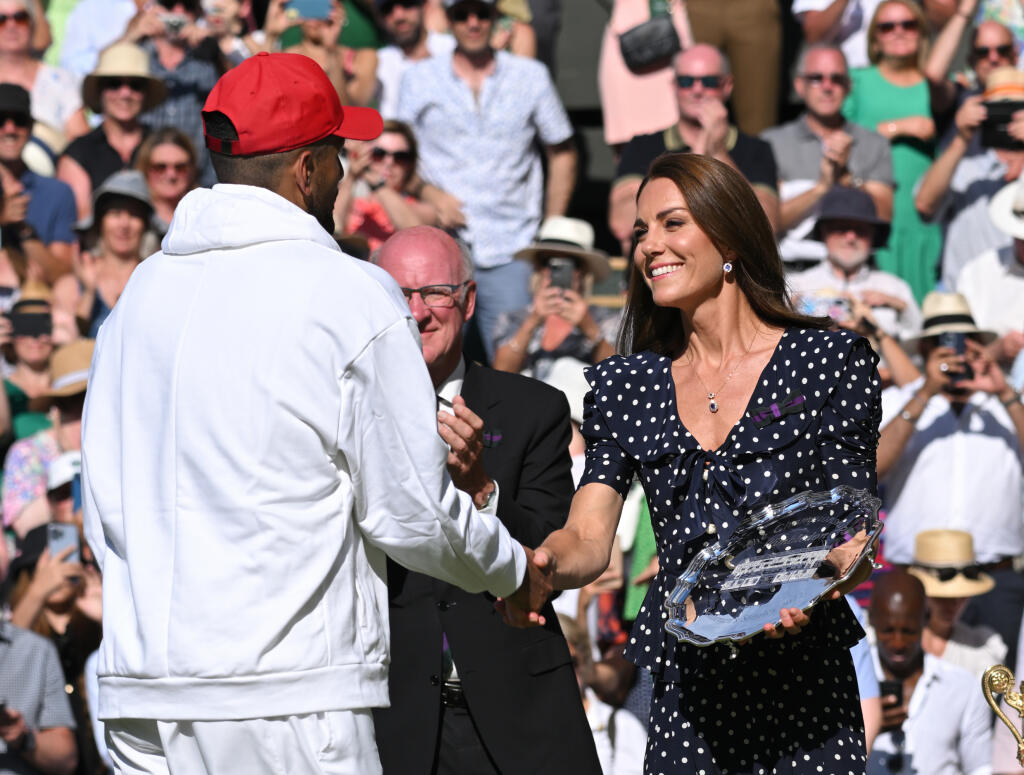 Kyrgios si prevzal pohár pre zdolaného finalistu z rúk vojvodkyne Kate.