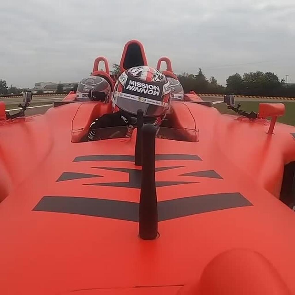 FOTO Dal jej poriadne zabrať: Pozrite sa ako Leclerc z Ferrari nedal vydýchnuť svojej polovičke