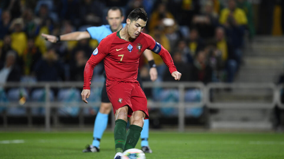 Cristiano Ronaldo bol ústrednou postavou štvrtkového zápasu B-skupiny kvalifikácie EURO 2020, v ktorom jeho Portugalsko rozdrvilo futbalistov Litvy 6:0. Na suverénnej výhre sa podieľal hetrikom, ktorý bol už jeho deviaty v reprezentačnej kariére. V národnom tíme strelil už 98 gólov.