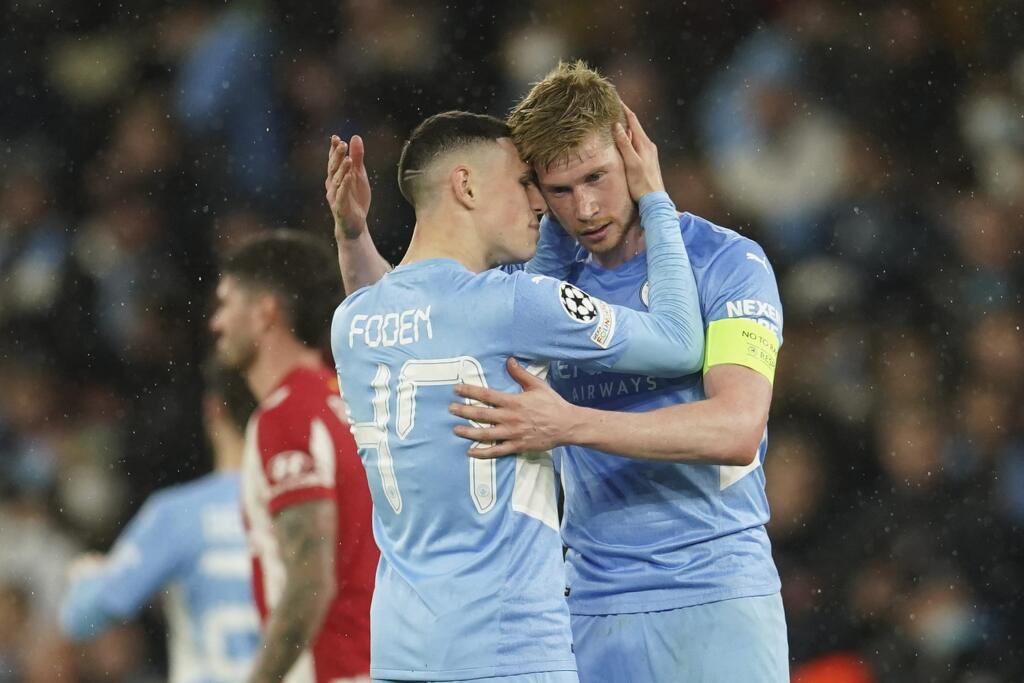 PK 12 Manchester - Na snímke hráči Manchestru City sprava Kevin De Bruyne a Phil Foden oslavujú po víťazstve v prvom zápase štvrťfinále Ligy majstrov vo futbale Manchester City - Atletico Madrid v Manchestri 5. apríla 2022. FOTO TASR/AP