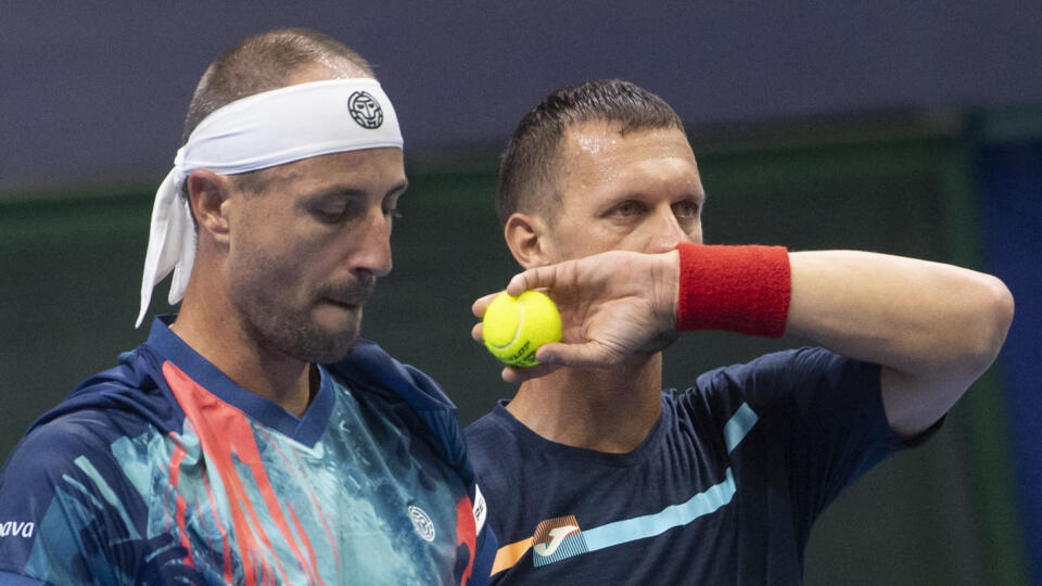 Na snímke slovenskí tenisti, sprava Filip Polášek a Igor Zelenay počas zápasu štvorhry 1. svetovej skupiny Davisovho pohára v tenise Slovensko - Čile 18. septembra 2021 v Bratislave. FOTO TASR – Martin Baumann
