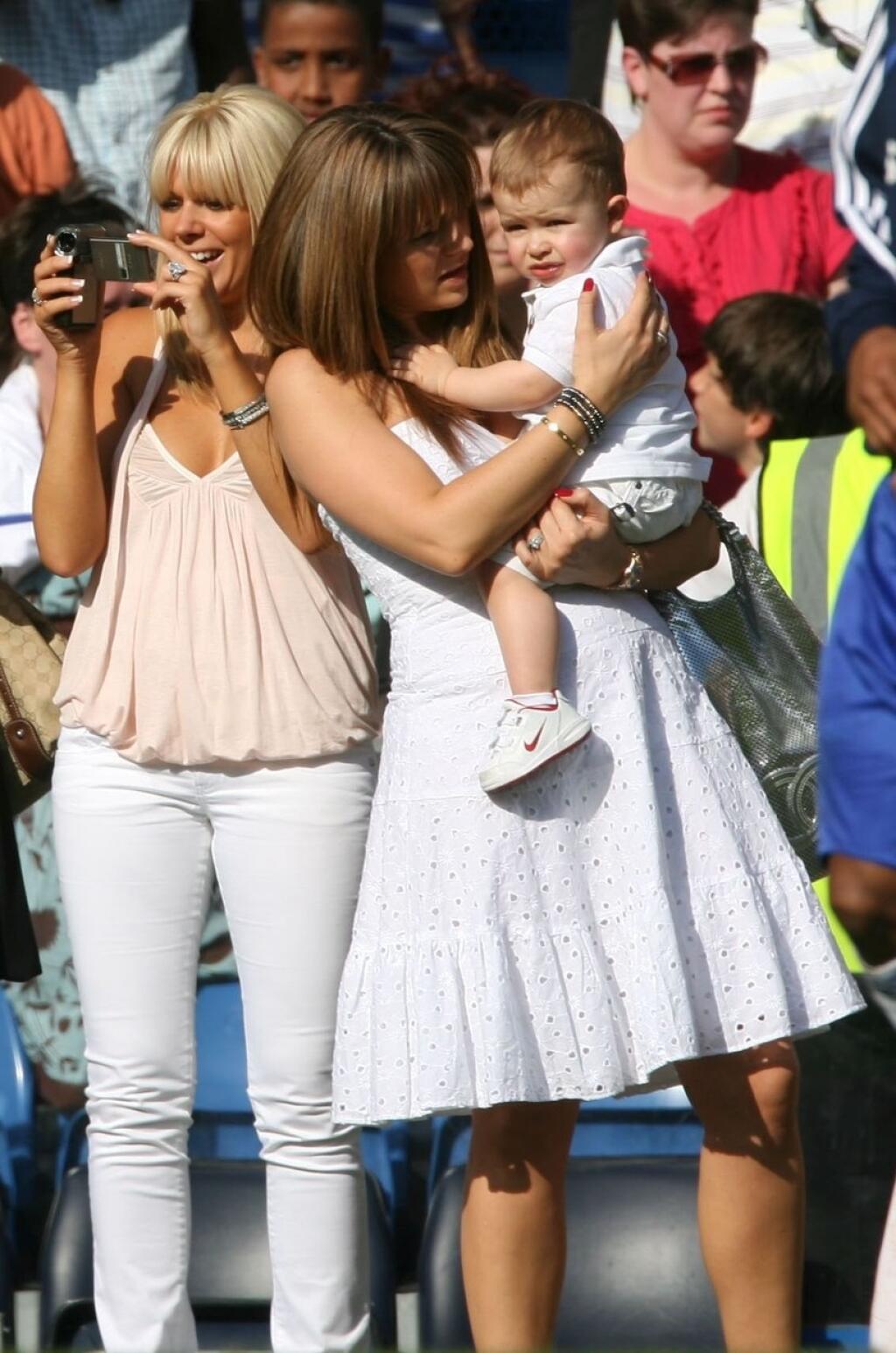 Vanessa Perroncel na zápase Chelsea s Boltonom v roku 2008. Za ňou manželka Johna Terryho Toni.