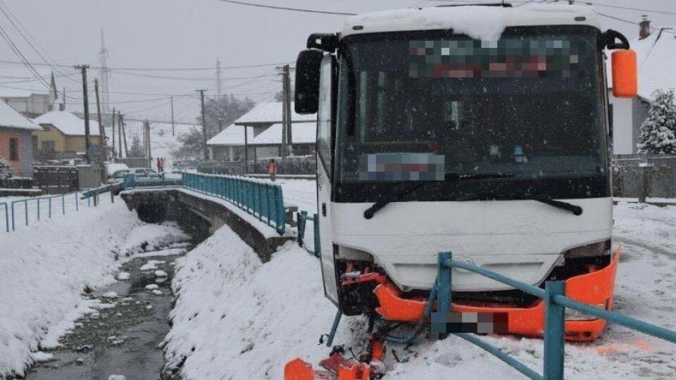 TRAGICKÁ DOPRAVNÁ NEHODA: CHODKYŇA STRET S AUTOBUSOM NEPREŽILA