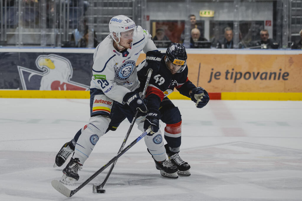 Na snímke Samuel Takáč (HC Slovan) a Samuel Buček (HK Nitra) počas druhého zápasu finálovej série Kaufland Play Off hokejiovej Tipsport Extraligy.
