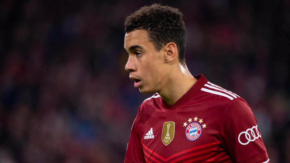 WA 54 archív Mníchov - Na archívnej snímke z 2. novembra 2021 futbalista bayernu Mníchov Jamal Musiala počas zápasu 4. kola E-skupiny Ligy majstrov Bayern Mníchov - Benfica Lisabon v Mníchove.  Po Joshuovi Kimmichovi musia ísť ďalší štyria hráči nemeckého futbalového klubu Bayern Mníchov do karantény. "V kontakte s pozitívne testovanou osobou boli Serge Gnabry, Eric Maxim Choupo-Moting, Michael Cuisance a Jamal Musiala. Všetci sú evidentne neočkovaní," napísal internetový portál t-online.de. Bav