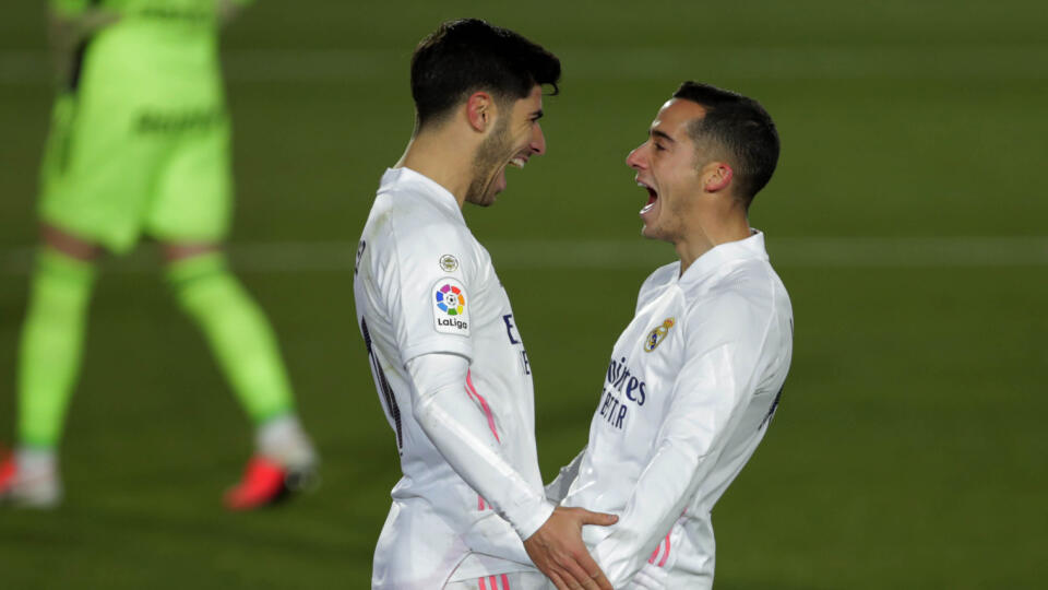 KK41 Madrid - Futbalisti Realu Madrid Marco Asensio (vľavo) a Lucas Vazquez sa tešia z gólu počas zápasu 17. kola španielskej La Ligy Real Madrid - Celta Vigo 2. januára 2021 v Madride. FOTO TASR/AP
Real Madrid's Marco Asensio, left, celebrates with teammate Lucas Vazquez after scoring his side's second goal during the Spanish La Liga soccer match between Real Madrid and Celta Vigo at the Alfredo Di Stefano stadium in Madrid, Spain, Saturday, Jan. 2, 2021. Asensio and Vazquez scored once each in