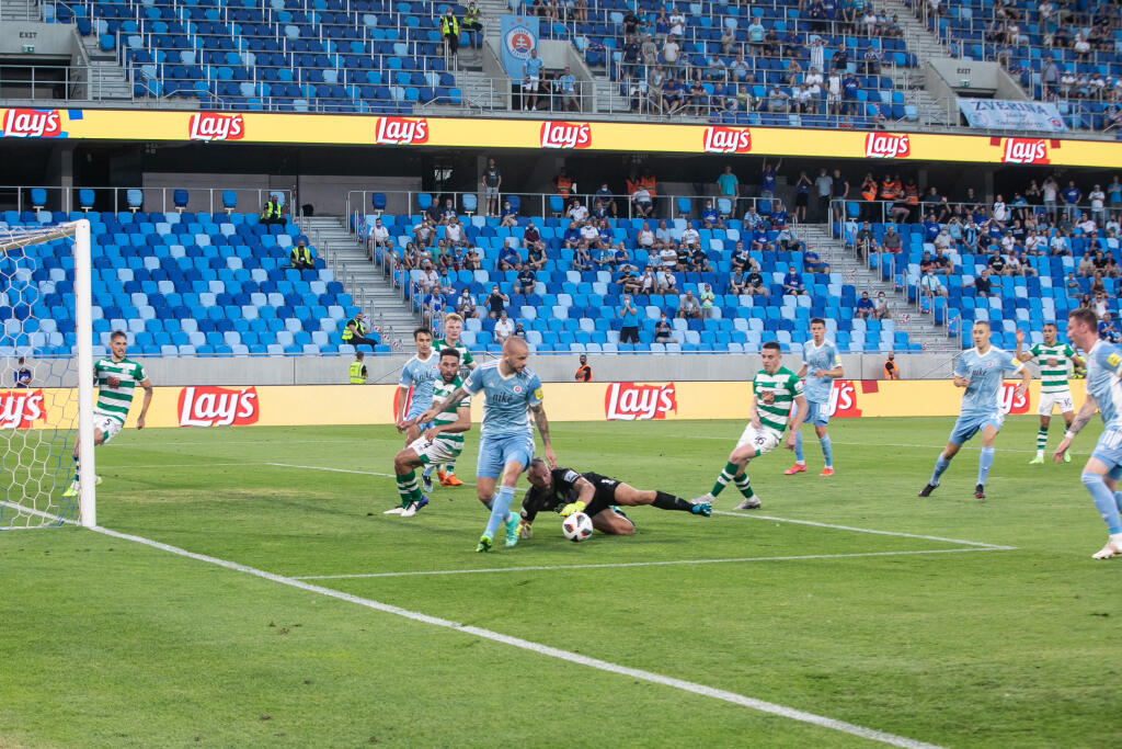 Zápas 1. kola Ligy majstrov medzi futbalistami Slovana Bratislava a írskeho Shamrocku Rovers. Na snímke je Vladimír Weiss.