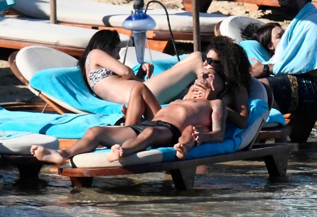 Verratti si na chvíľu odpočinul na hrudi svojej krásky.