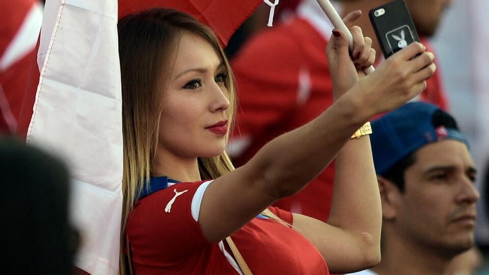 Daniella je veľká futbalová fanúšička. Keď sa v minulosti objavila na tribúne na Copa America, všetky oči smerovali na ňu.