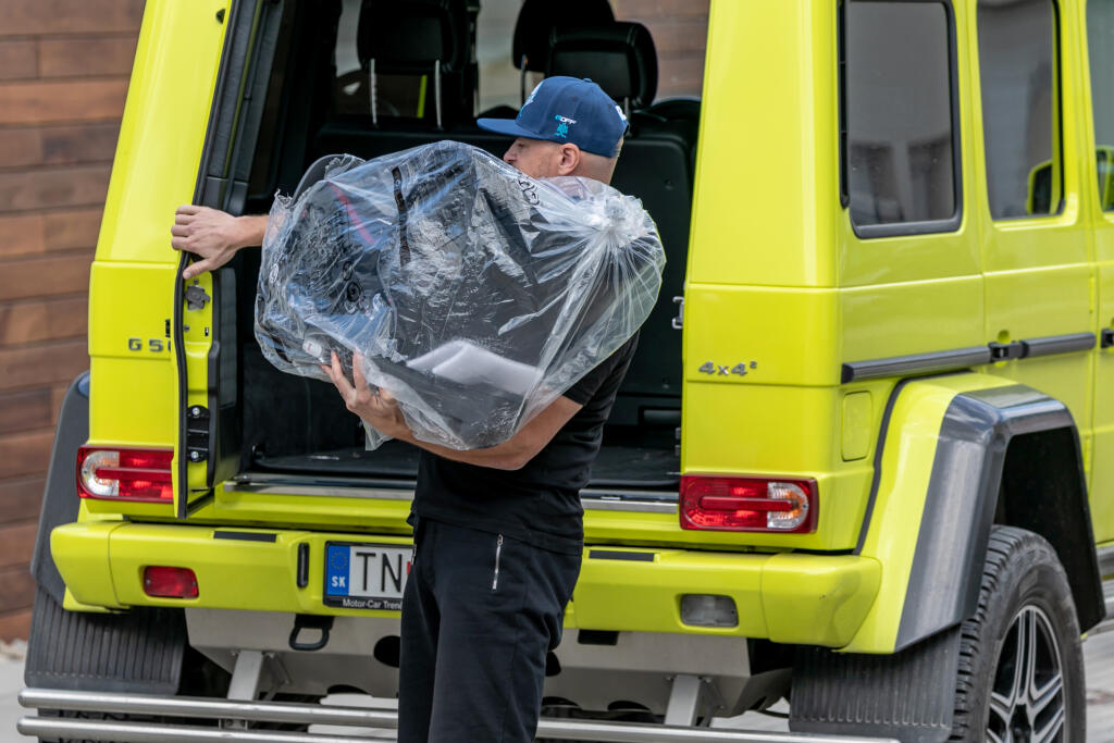 Na snímke Marián Gáborík vykladá z autu autosedačku, ktorú zaobstaral pre svoju dcérku Bellu.