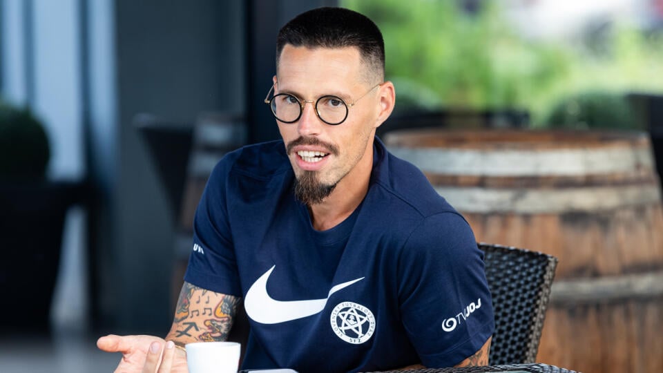 Marek Hamšík, už ako tímový manažér, si užil pohodičku pri kávičke.
