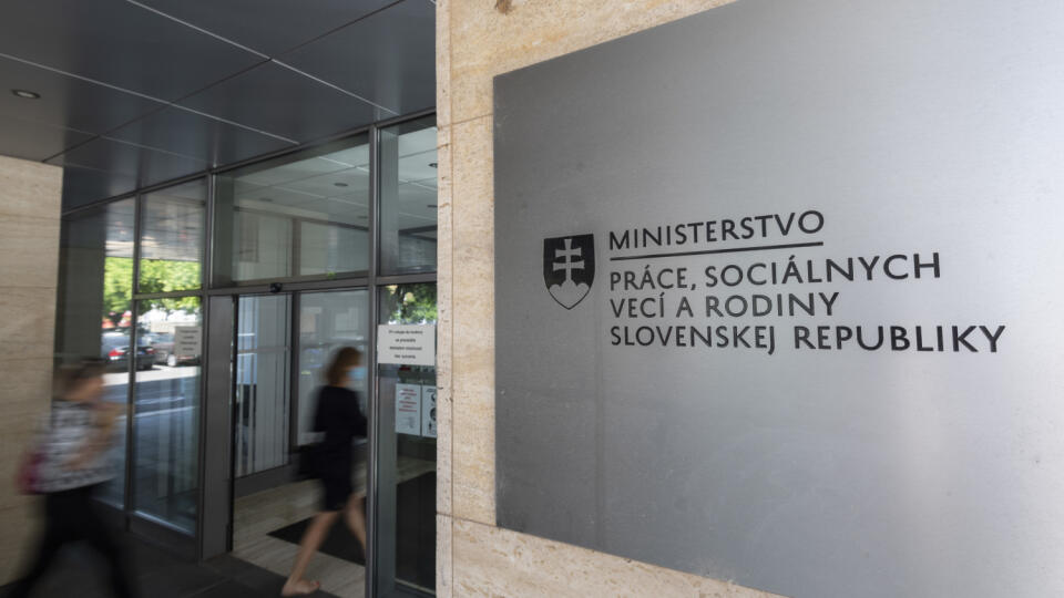 exteriér budova tabuľka nápis vstup vchod Ministerstvo práce sociálnych vecí a rodiny SR Špitálska ulica
