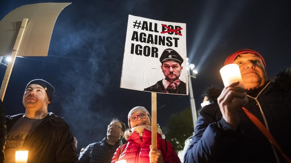 Protivládny protest pred parlamentom