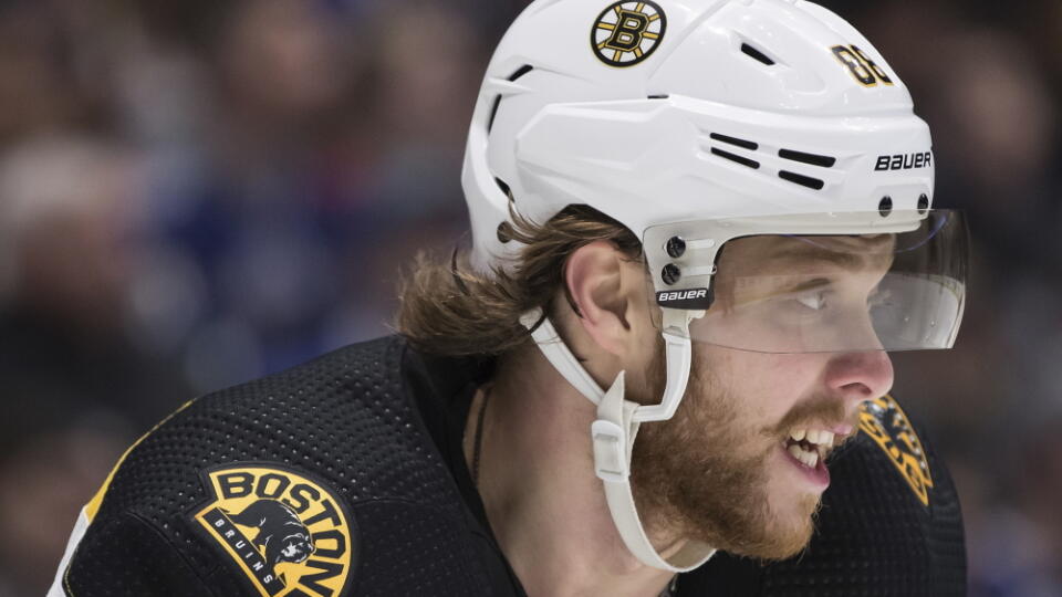 KK24 Vancouver - Hokejista David Pastrňák z Bostonu Bruins v zápase zámorskej NHL proti Vancouveru Canucks 22. februára 2020 vo Vancouveri. FOTO TASR/AP
Boston Bruins' David Pastrnak, of the Czech Republic, skates during the first period of the team's NHL hockey game against the Vancouver Canucks on Saturday, Feb. 22, 2020, in Vancouver, British Columbia. (Darryl Dyck/The Canadian Press via AP)