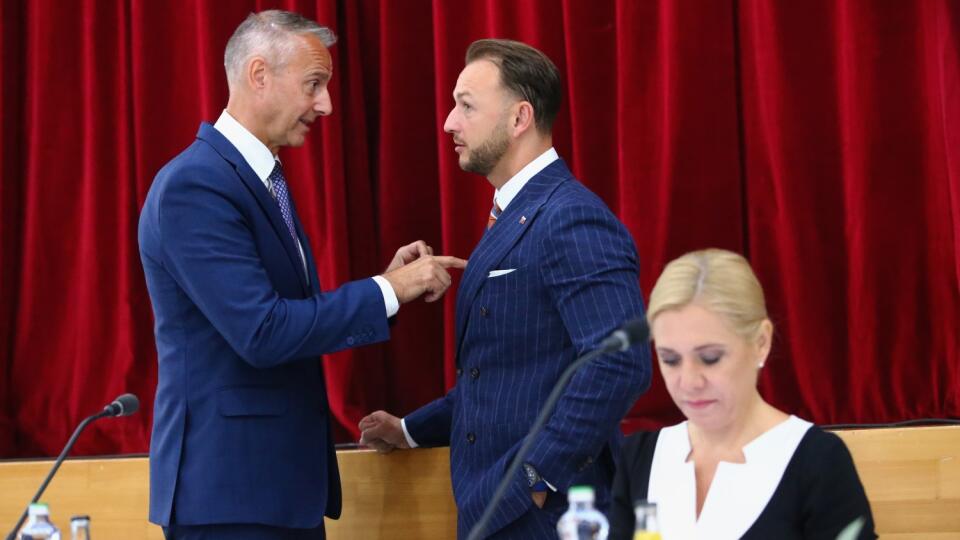 Na snímke zľava minister investícií, regionálneho rozvoja a informatizácie SR Richard Raši, minister vnútra SR Matúš Šutaj Eštok a ministerka hospodárstva SR Denisa Saková (všetci Hlas-SD) pred výjazdovým rokovaním 41. schôdze vlády SR v obci Zákamenné v okrese Námestovo v stredu 3. júla 2024. FOTO TASR - Daniel Stehlík.