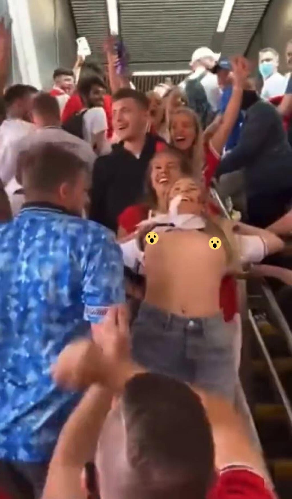 Hoci v Katare platia prísne pravidlá, niektoré fanúšičky ich majú na háku. Fanúšička Anglicka ukázala holé prsia ešte počas úvodu svetového šampionátu.
