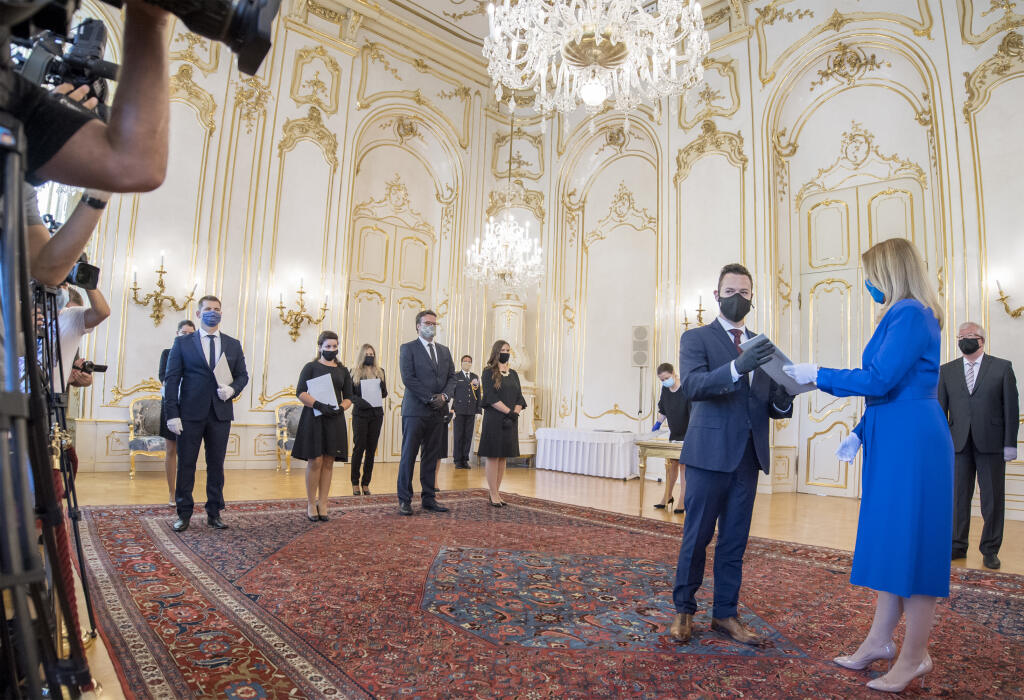 Prezidentka SR Zuzana Čaputová (vpravo) vymenovala osem nových sudcov a sudkýň všeobecných súdov bez časového obmedzenia. Na snímke vľavo Boris Šiška hosťujúci sudca pre obvod Krajského súdu v Nitre si preberá menovací dekrét v Prezidentskom paláci v Bratislave v utorok 25. augusta 2020. FOTO TASR - Martin Baumann