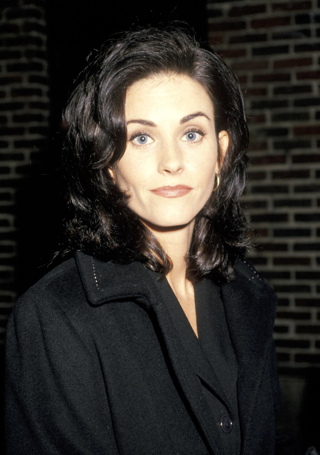Courteney Cox je v seriáli Monica Geller - šéfkuchárka, ktorá v puberte trpela nadváhou. V práci je chorobne súťaživá a perfekcionistka. Po rozchode s dlhoročným priateľom, ktorý bol od nej starší o 21 rokov a nechcel mať deti, sa dá dokopy s Chandlerom a v závere seriálu si adoptujú dvojičky.