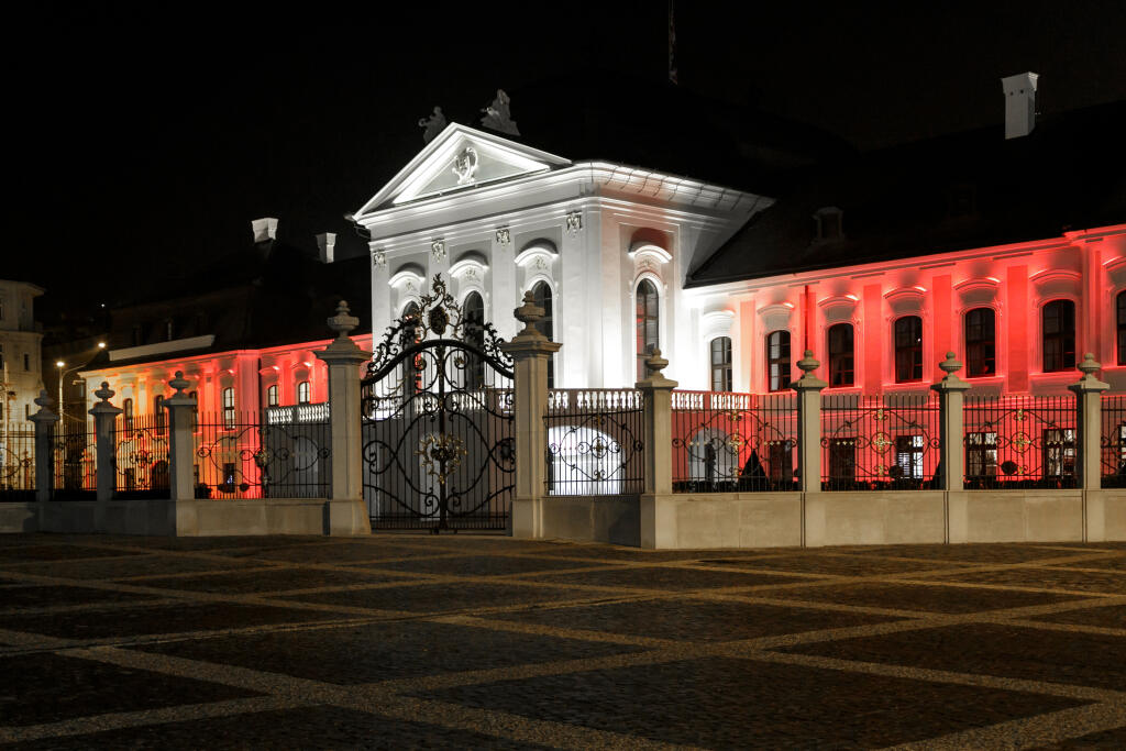 Na snímke Prezidentský palác v Bratislave vysvietený v rakúskych národných farbách na znak solidarity s Rakúskom a jeho obyvateľmi po pondelkových (2. 11.) teroristických útokoch v Bratislave 3. novembra 2020. FOTO TASR - Dano Veselský