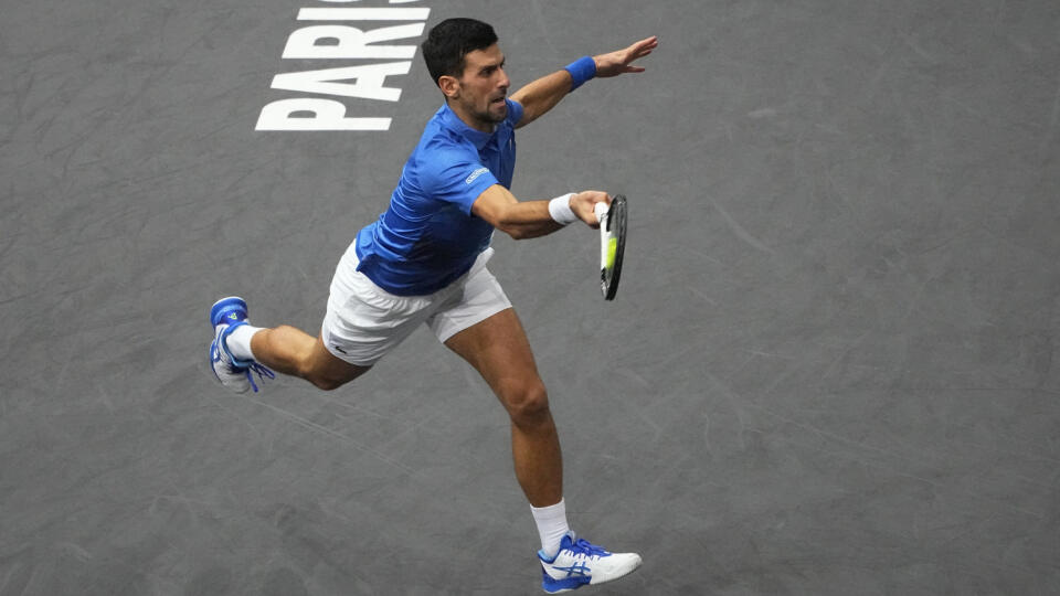 KK57 Paríž - Srbský tenista Novak Djokovič odvracia loptičku Talianovi Lorenzovi Musettimu vo štvrťfinále tenisového turnaja Masters v Paríži 4. novembra 2022. FOTO TASR/AP
Novak Djokovic of Serbia returns the ball Lorenzo Muesetti of Italy during their quarterfinal match of the Paris Masters tennis tournament at the Accor Arena, Friday, Nov. 4, 2022 in Paris. (AP Photo/Michel Euler)